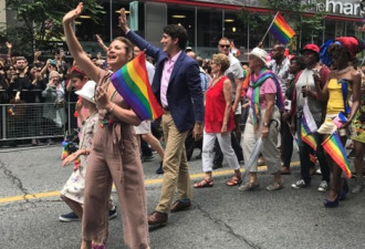 杜鲁多夫妇现身多伦多同性恋大游行