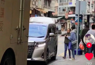 刘恺威妈妈带孙女外出，小糯米一本正经地坐着