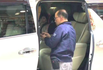 刘恺威妈妈带孙女外出，小糯米一本正经地坐着