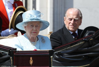 英国女王生日庆典现场 至少3名士兵热晕