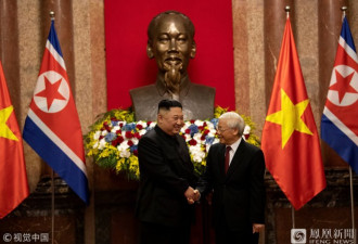 金正恩与越南国家主席阮富仲会晤 两人热情拥抱