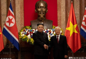 金正恩与越南国家主席阮富仲会晤 两人热情拥抱