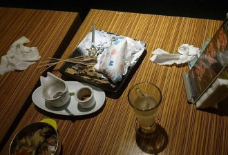 恶心！台湾熊家长把婴儿脏尿布扔在餐厅盘子里