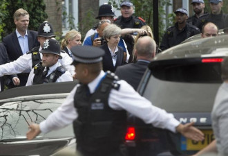 英国民众为火灾讨说法 围堵首相特蕾莎梅
