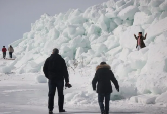 加拿大布雷顿角冰墙引来众多游客
