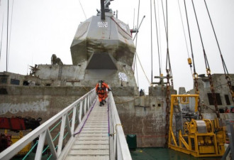 挪威军舰沉没4个月，被中国造浮吊船打捞出水