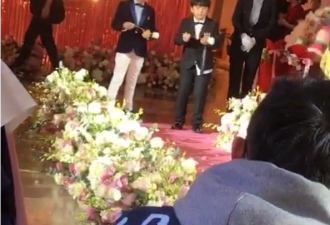 蔡国庆和儿子参加婚礼，一个献唱，一个当花童
