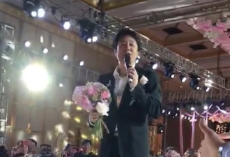 蔡国庆和儿子参加婚礼，一个献唱，一个当花童