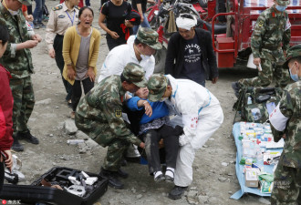 四川垮塌现场：老人见到亲人遗体晕倒