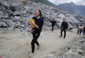 四川垮塌现场：老人见到亲人遗体晕倒