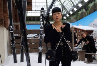 陈奕迅老婆与韩国组合女神合照，被批像售票员