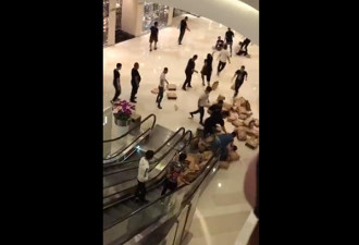 为抢阿迪达斯限量 买鞋人在商场大打出手