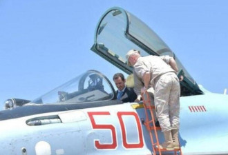 叙总统阿萨德参观俄军基地 钻进苏-35座舱