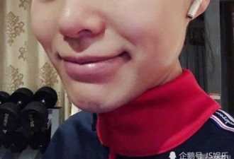 胡杏儿挺孕肚开工获婆婆和儿子探班，奕霆开心