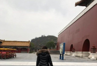 胡杏儿挺孕肚开工获婆婆和儿子探班，奕霆开心