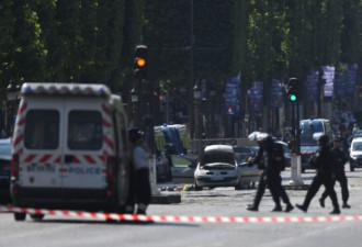 巴黎一汽车撞警车后爆炸 警方怀疑系蓄意