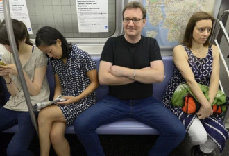 一个姑娘将它对着在地铁上男性的裤裆倒了下去
