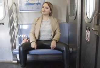 一个姑娘将它对着在地铁上男性的裤裆倒了下去