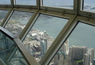 CN Tower升级全景窗，多伦多一览无余