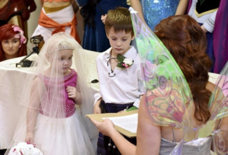 5岁癌症女孩穿婚纱与男友结婚童话明星悉数到场