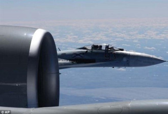 美公布俄战机拦截照片 飞行员竖中指都能看见