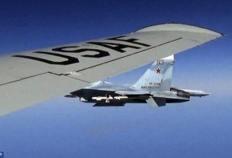 美公布俄战机拦截照片 飞行员竖中指都能看见