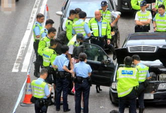 香港: 豪车狂飙14公里连撞3车 警方围捕
