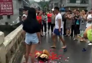 网传男子求婚失败当场跳河 真相反转
