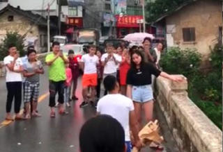 网传男子求婚失败当场跳河 真相反转