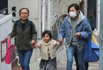 杨幂离婚后低调现身香港探女儿 口罩遮面拒采访
