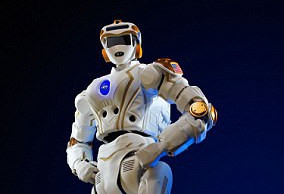 NASA人形机器人展示行走技巧:将用于火星探索