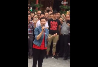 宋祖英现身湖南老家 街头献唱