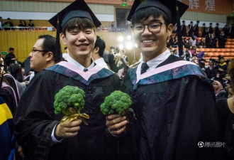 北语毕业礼如联合国会议 炸鸡菜花配长腿