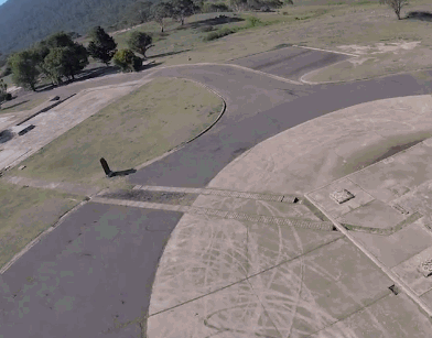 澳洲男子乘滑翔伞降落瞬间 突然被袋鼠胖揍一顿