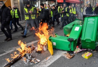法国：警察对“黄马甲”示威者使用催泪瓦斯