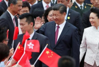中国“第一夫人” 彭丽媛对香港展开魅力攻势
