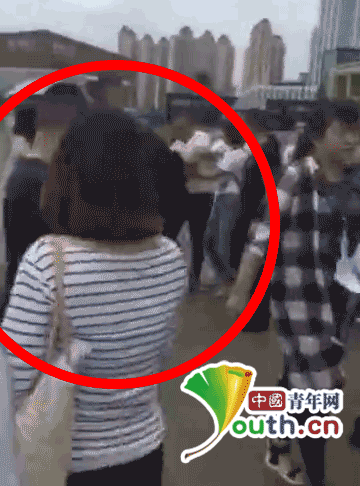 武汉一女记者陪业主维权 遭多名男子3次围殴