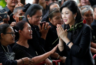 泰国前美女总理英拉出庭受审大变样