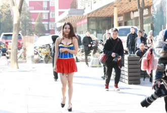 中国网红三里屯街拍 化身性感超人一小时换50套