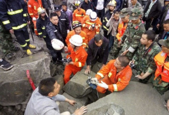 四川山体垮塌救援现场群众：已成功救出两人