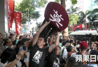 香港泛民派抬棺抗议 亲中派突然攻击猛砸