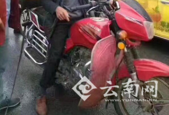 云南男童疑遭父亲虐打 被捆住双手拴车上&quot;遛”