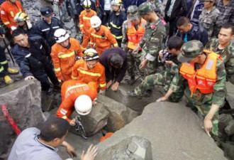 茂县救援现场:搬大石块救援 多辆铲车作业