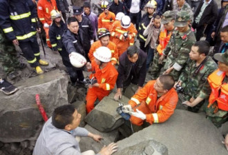 茂县救援现场:搬大石块救援 多辆铲车作业