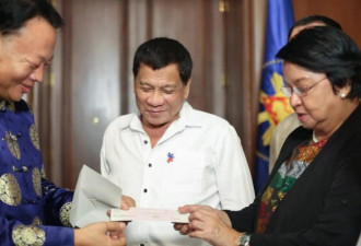 中国向陷入战乱的菲律宾捐款 杜特尔特热泪盈眶