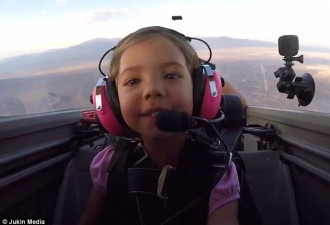 厉害！美10岁小女孩开飞机 高空玩360度旋转