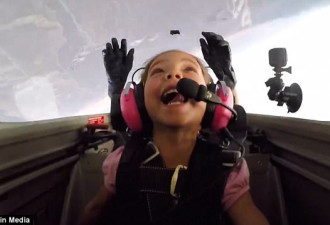 厉害！美10岁小女孩开飞机 高空玩360度旋转