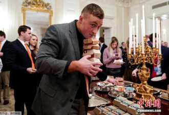 汉堡薯条三明治 特朗普又请冠军队在白宫吃快餐