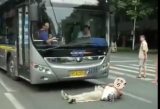 男子躺公交车底碰瓷 民警使一招 诱其伸手