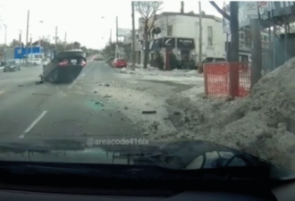 视频:汽车撞上雪坝后180度翻车场面可怕
